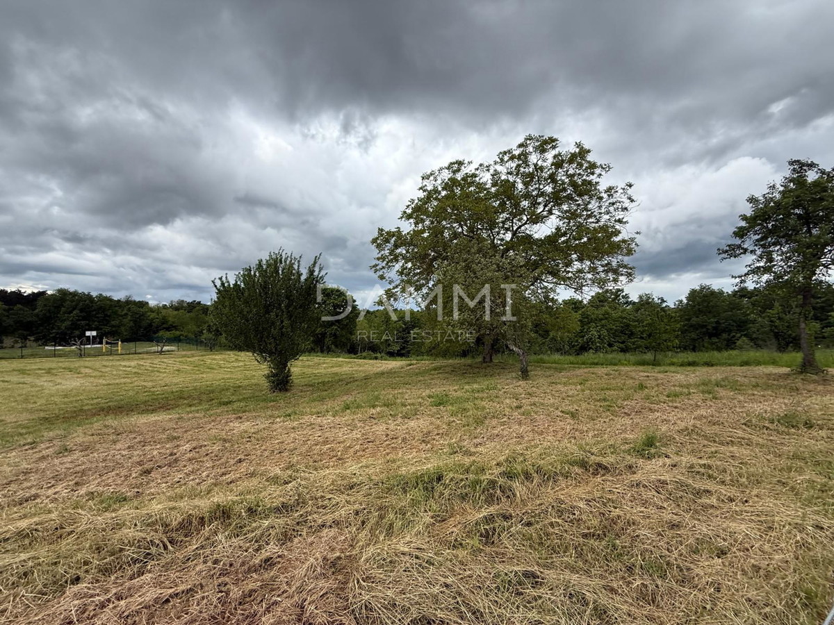 ISTRA, VIŽINADA - Gradbeno zemljišče na mirni lokaciji