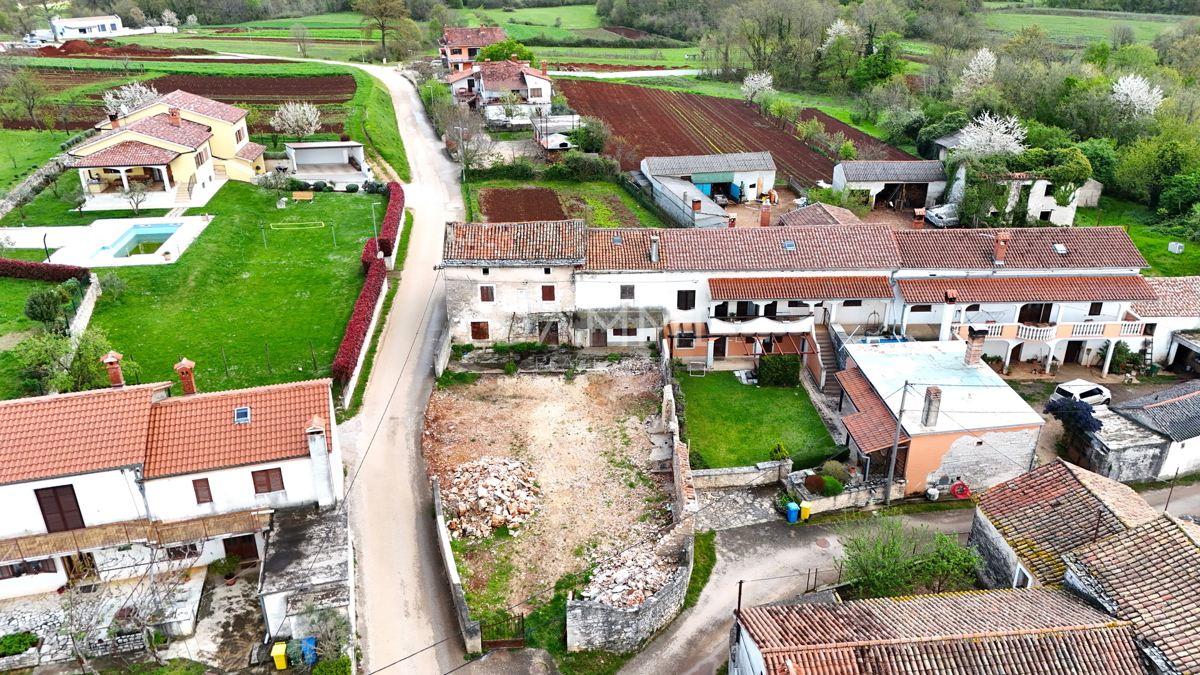 ISTRA, ŽMINJ - Kamnita hiša z dvoriščem 500 m2