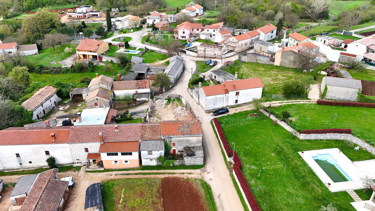 ISTRA, ŽMINJ - Kamnita hiša z dvoriščem 500 m2