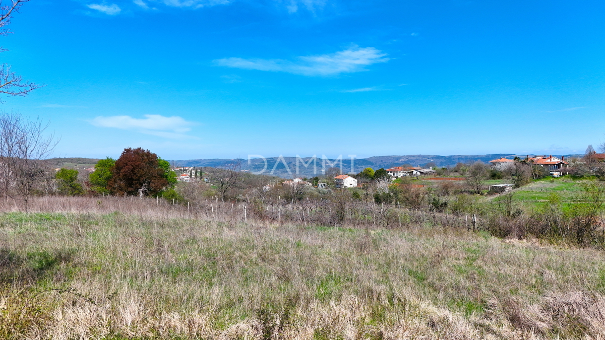 MOTOVUN, OKOLICA - Gradbeno zemljišče 813 m2 z odprtim razgledom