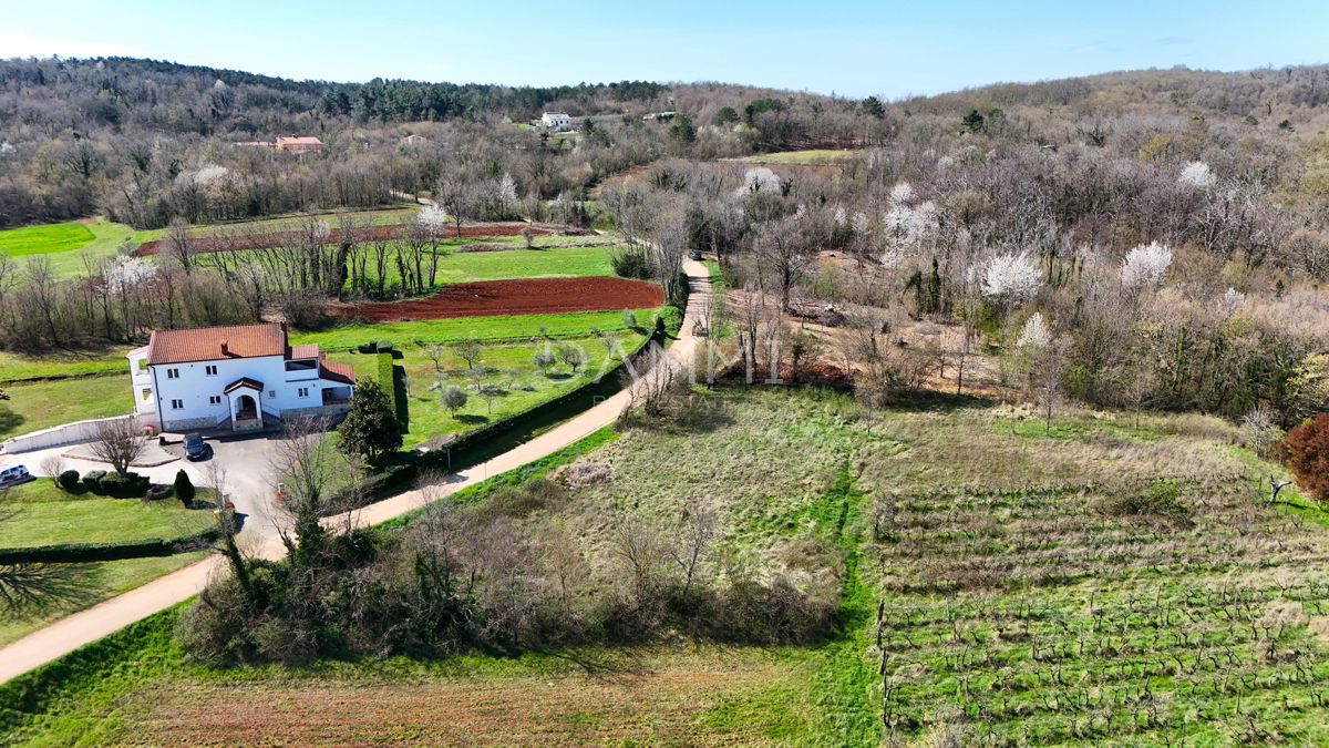 MOTOVUN, OKOLICA - Gradbeno zemljišče 813 m2 z odprtim razgledom