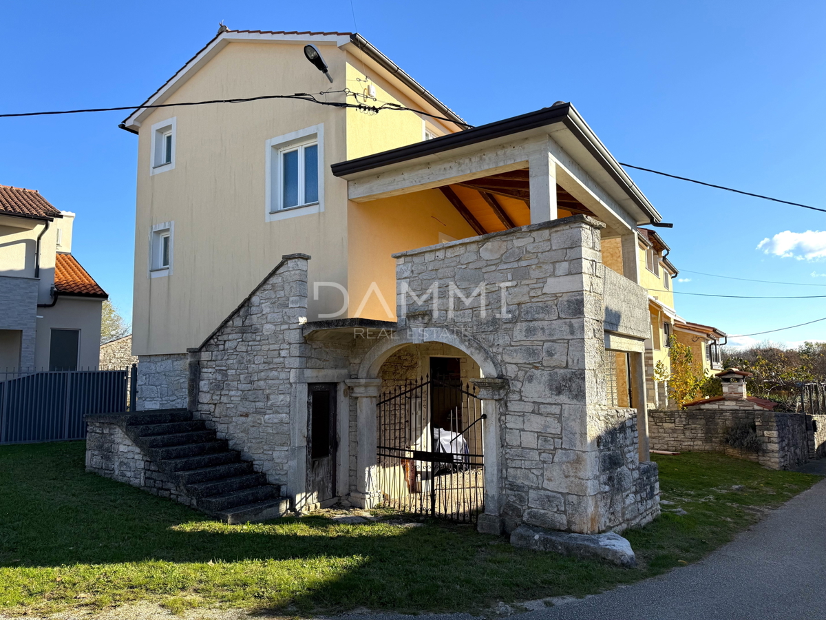 ISTRA, KANFANAR - Hiša visoki roh bau na odlični lokaciji