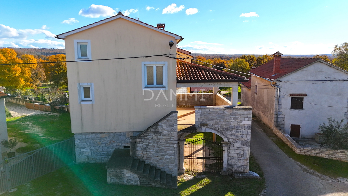 ISTRA, KANFANAR - Hiša visoki roh bau na odlični lokaciji