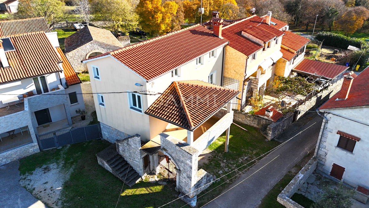 ISTRA, KANFANAR - Hiša visoki roh bau na odlični lokaciji