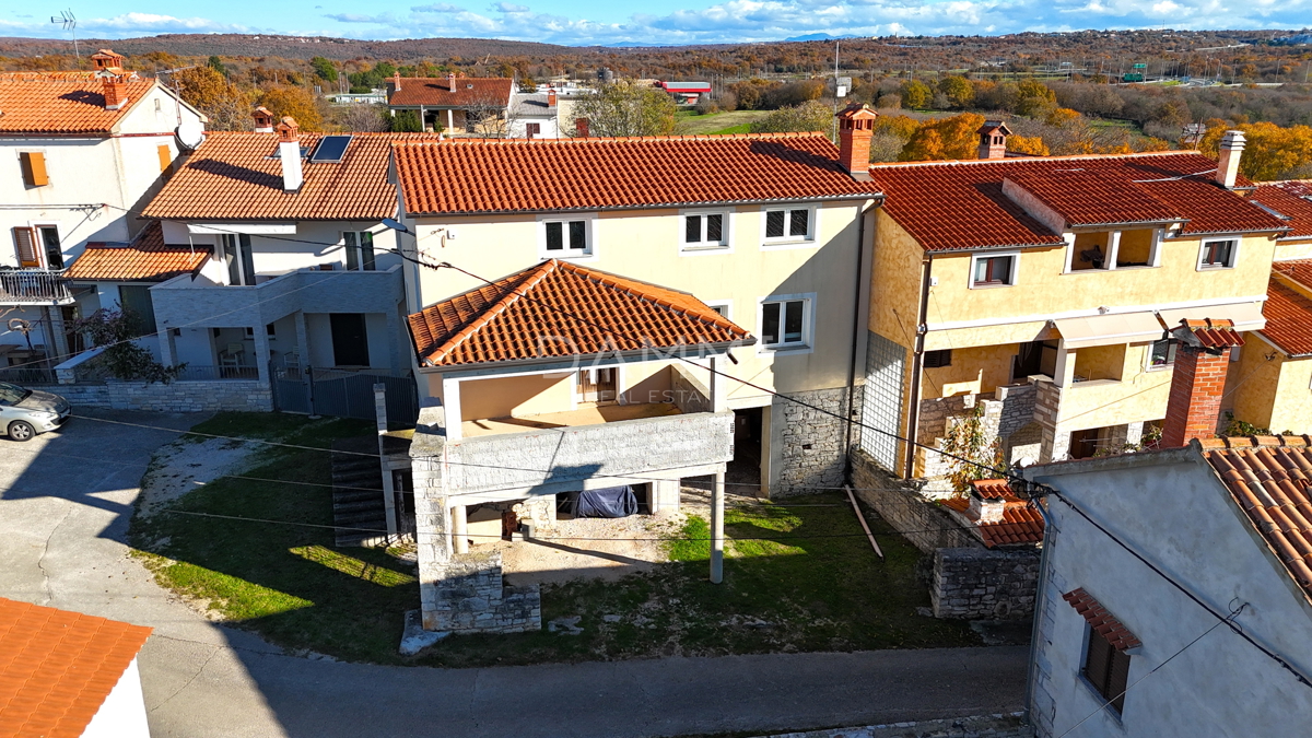 ISTRA, KANFANAR - Hiša visoki roh bau na odlični lokaciji