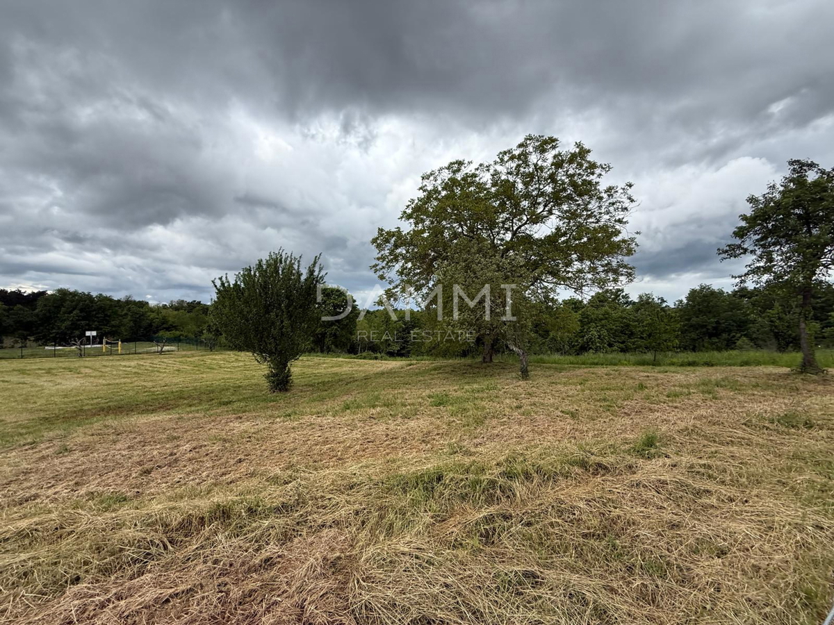 ISTRA, VIŽINADA - Gradbeno zemljišče na mirni lokaciji