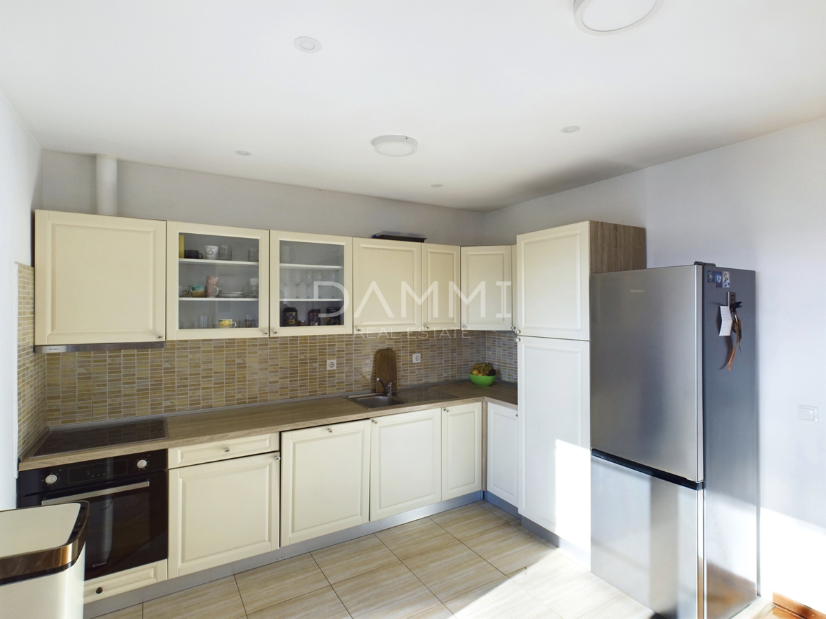 Istra, Umag - samostojna apartmajska hiša, 100 m od plaže, pogled na morje