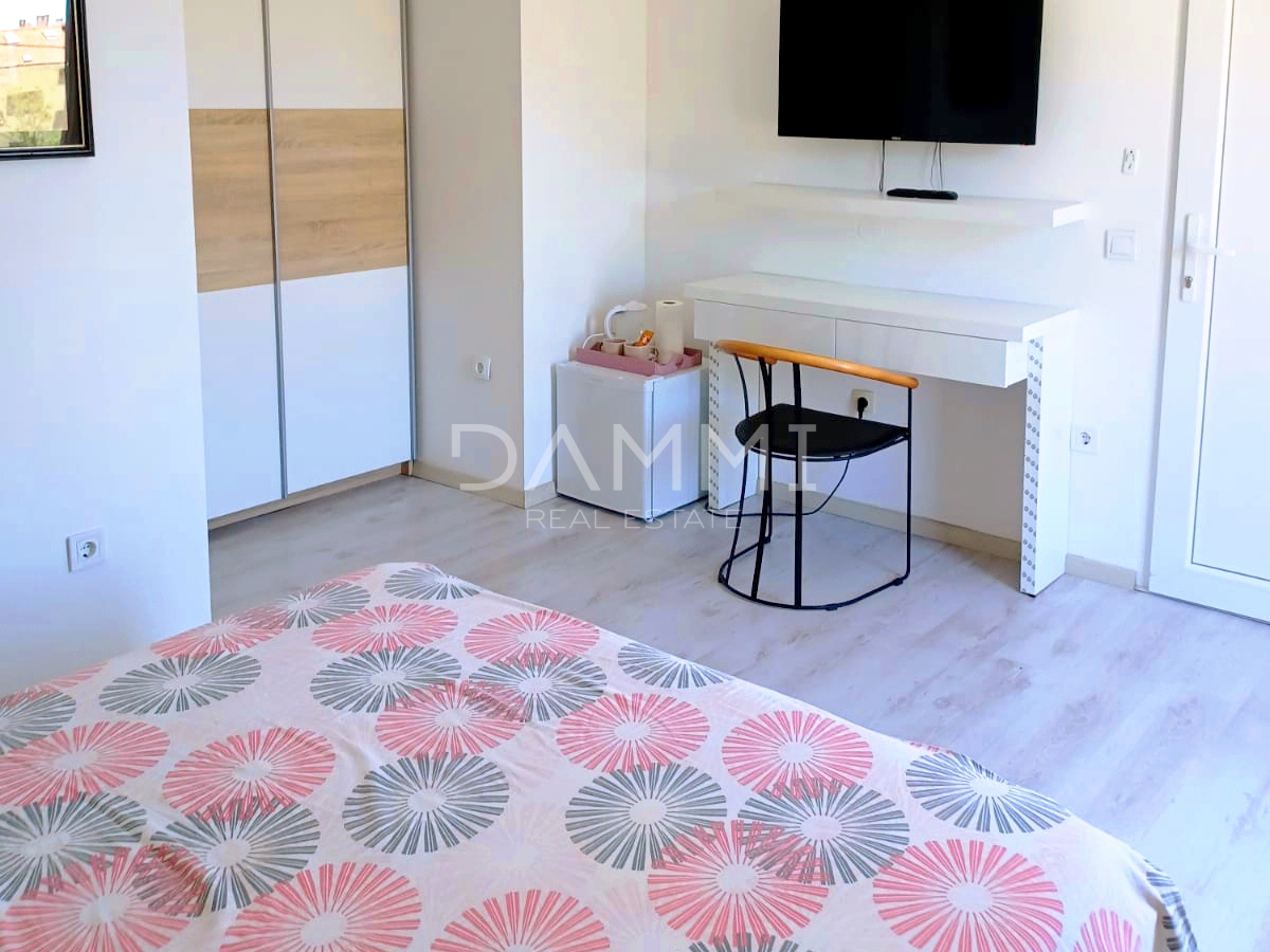 Istra, Umag - samostojna apartmajska hiša, 100 m od plaže, pogled na morje