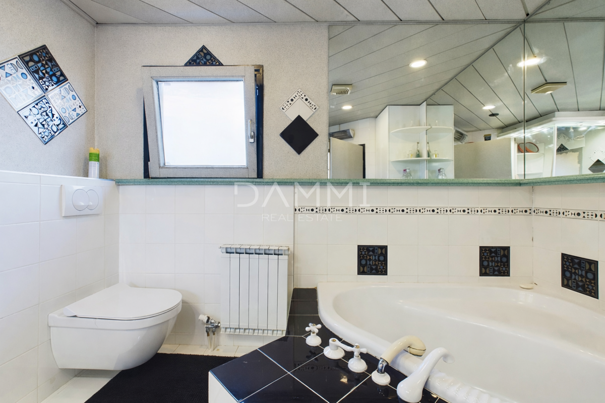 Istra, Umag - samostojna apartmajska hiša, 100 m od plaže, pogled na morje