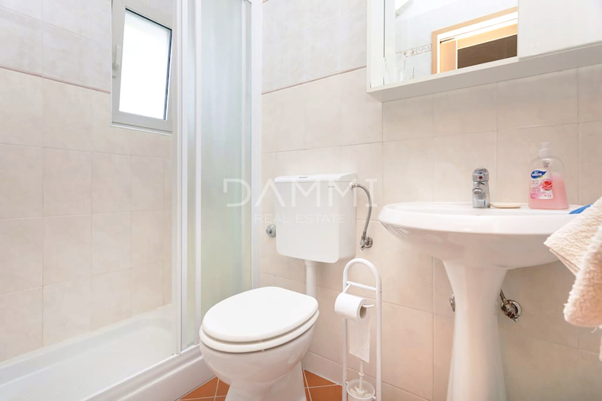 Istra, Umag - samostojna apartmajska hiša, 100 m od plaže, pogled na morje