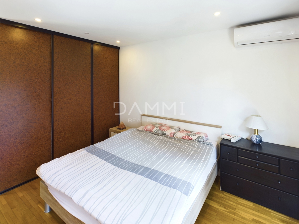 Istra, Umag - samostojna apartmajska hiša, 100 m od plaže, pogled na morje