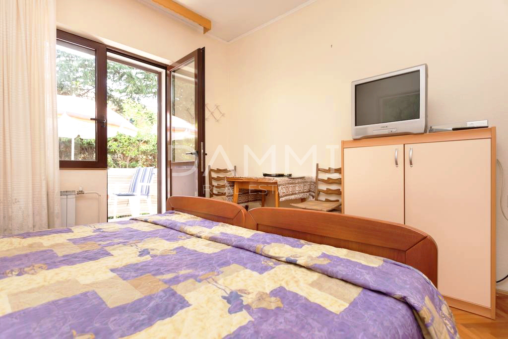 Istra, Umag - samostojna apartmajska hiša, 100 m od plaže, pogled na morje