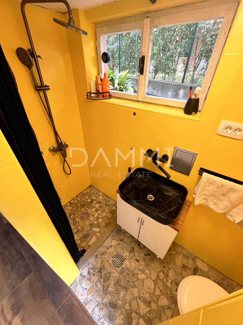 Istra, Umag - samostojna apartmajska hiša, 100 m od plaže, pogled na morje