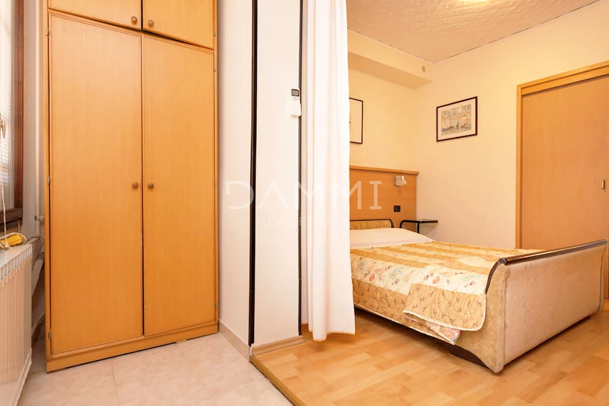 Istra, Umag - samostojna apartmajska hiša, 100 m od plaže, pogled na morje