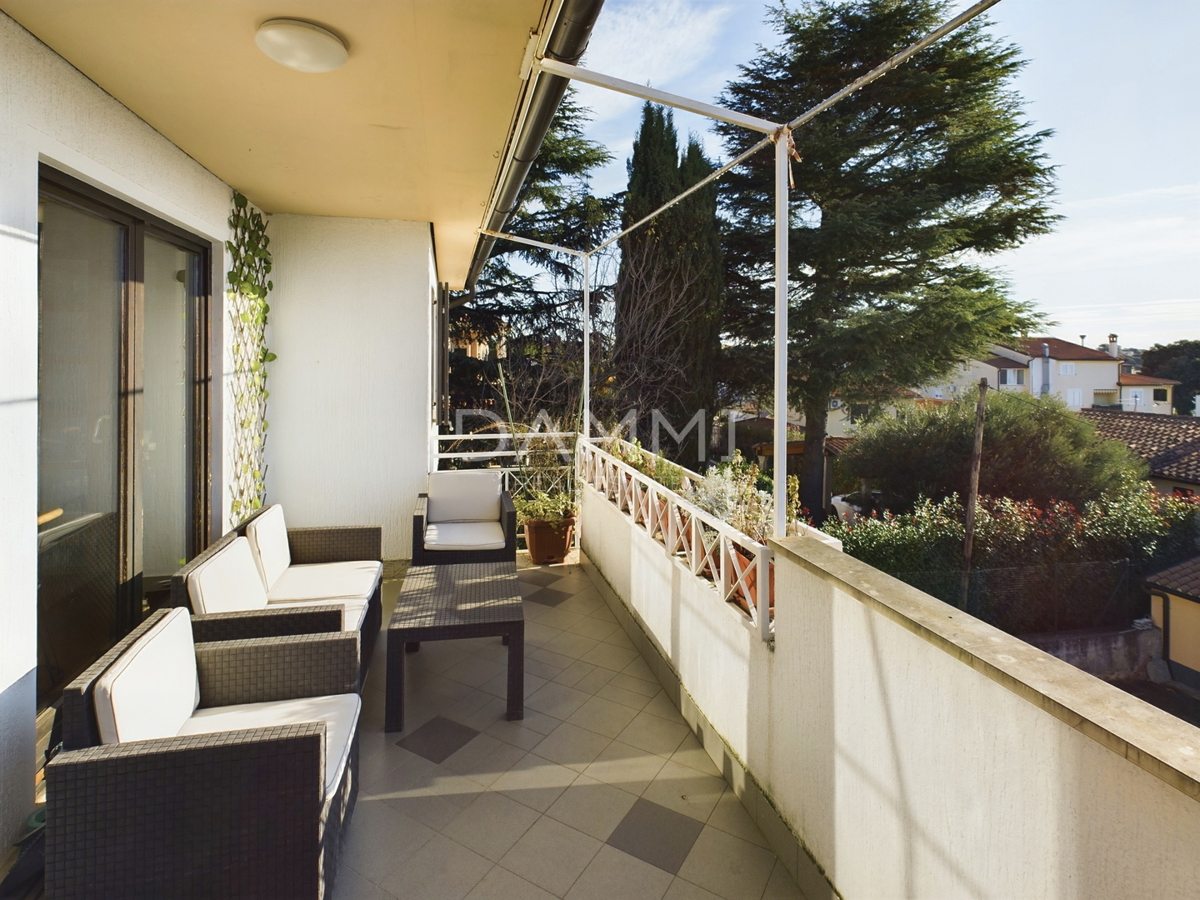 Istra, Umag - samostojna apartmajska hiša, 100 m od plaže, pogled na morje