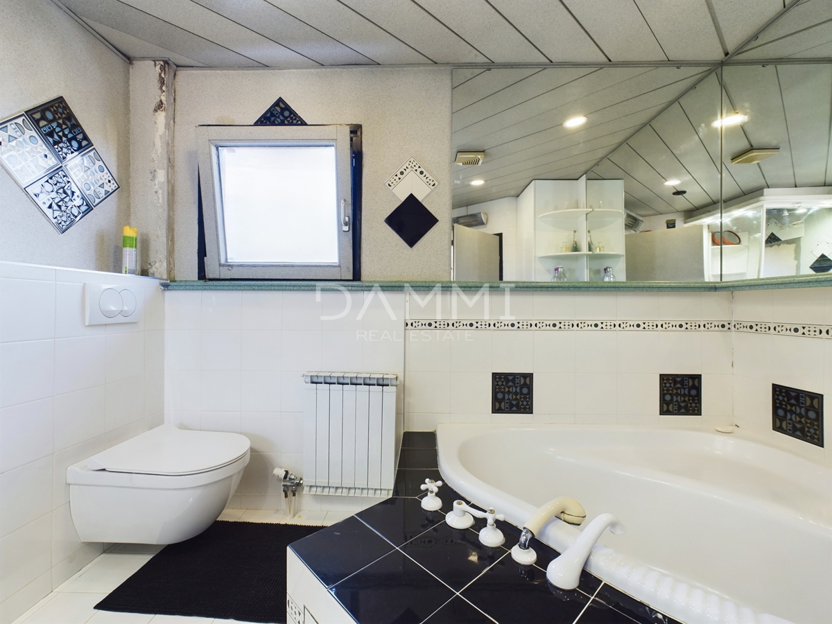 Istra, Umag - samostojna apartmajska hiša, 100 m od plaže, pogled na morje