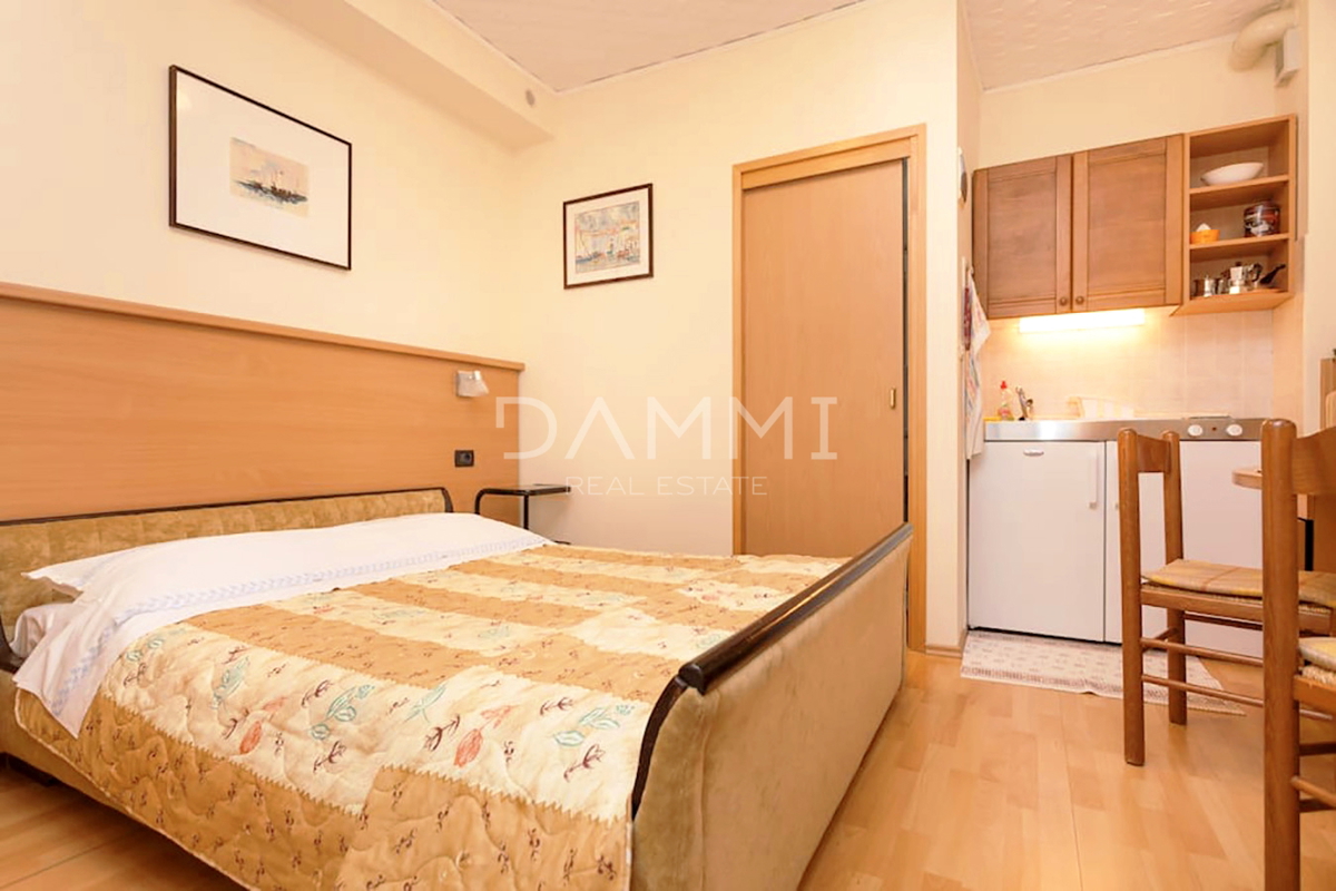 Istra, Umag - samostojna apartmajska hiša, 100 m od plaže, pogled na morje