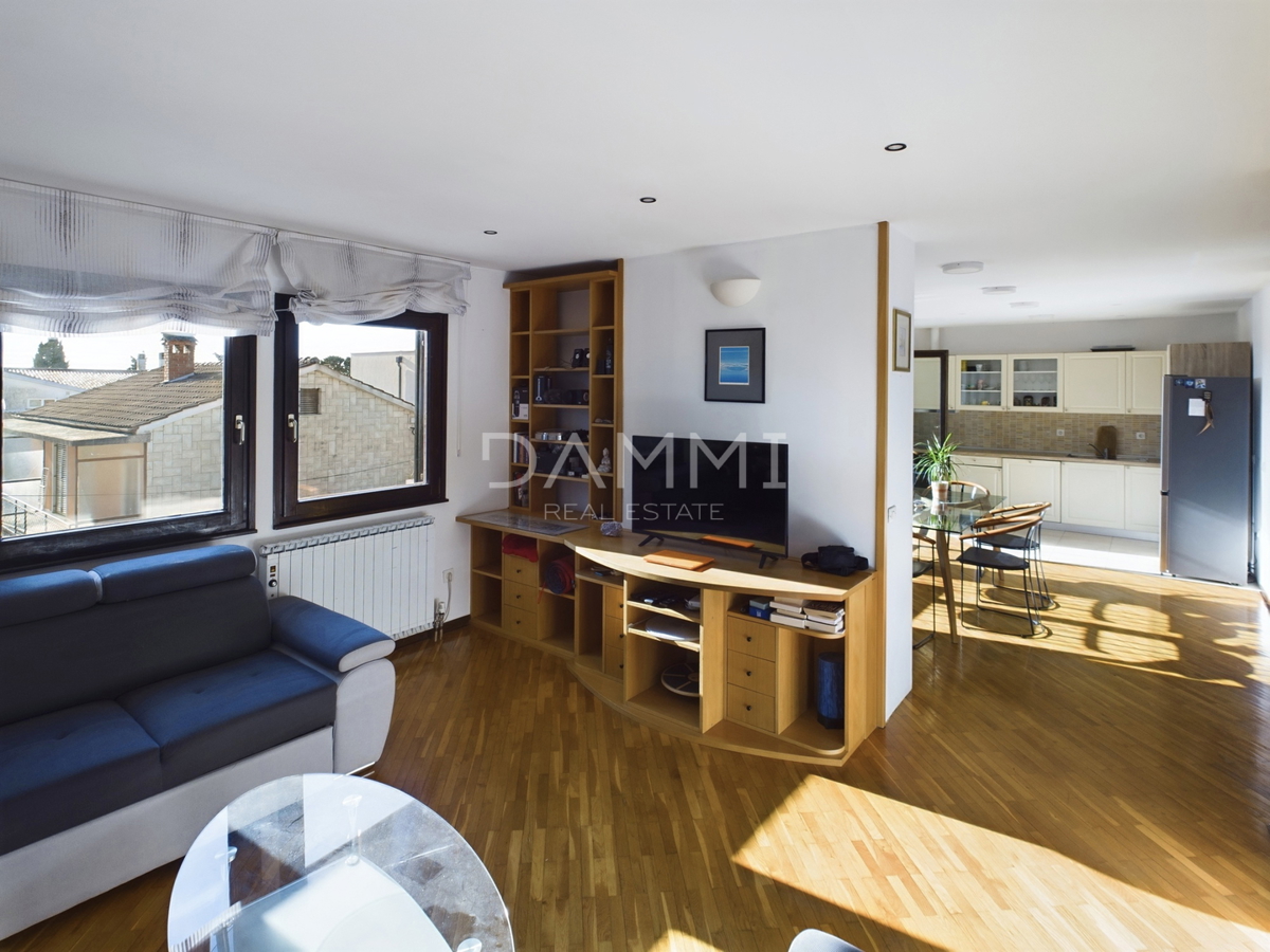 Istra, Umag - samostojna apartmajska hiša, 100 m od plaže, pogled na morje