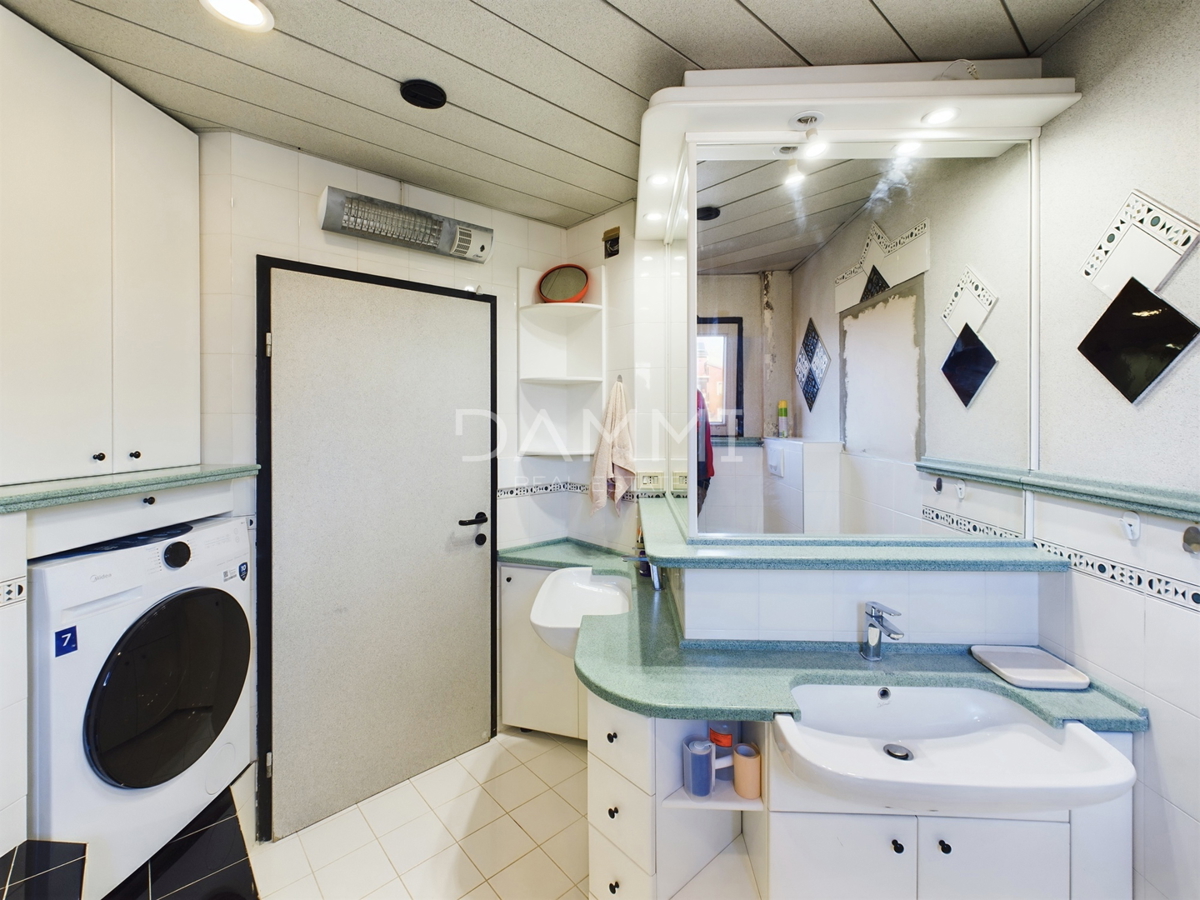 Istra, Umag - samostojna apartmajska hiša, 100 m od plaže, pogled na morje