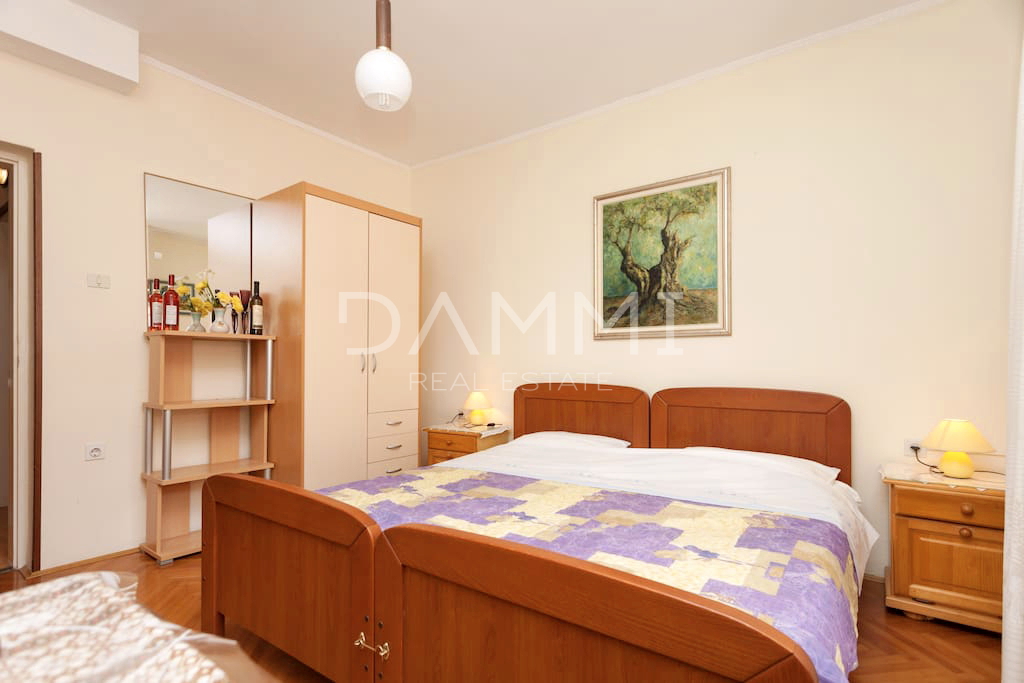 Istra, Umag - samostojna apartmajska hiša, 100 m od plaže, pogled na morje