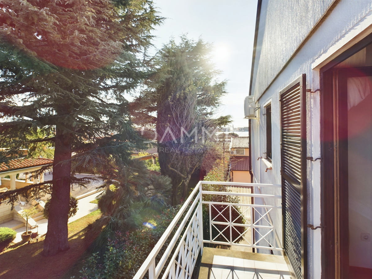 Istra, Umag - samostojna apartmajska hiša, 100 m od plaže, pogled na morje