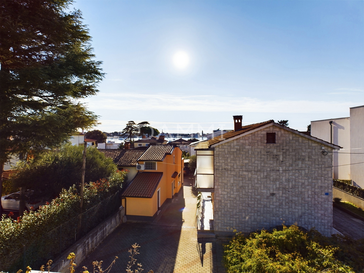 Istra, Umag - samostojna apartmajska hiša, 100 m od plaže, pogled na morje