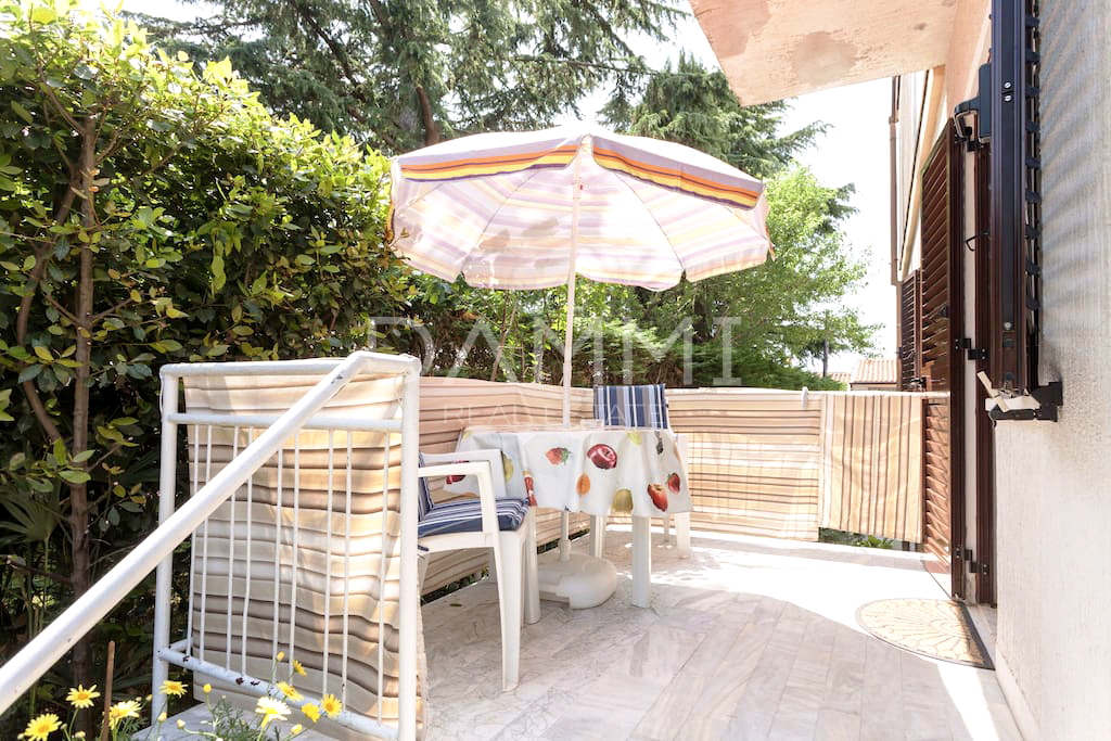 Istra, Umag - samostojna apartmajska hiša, 100 m od plaže, pogled na morje