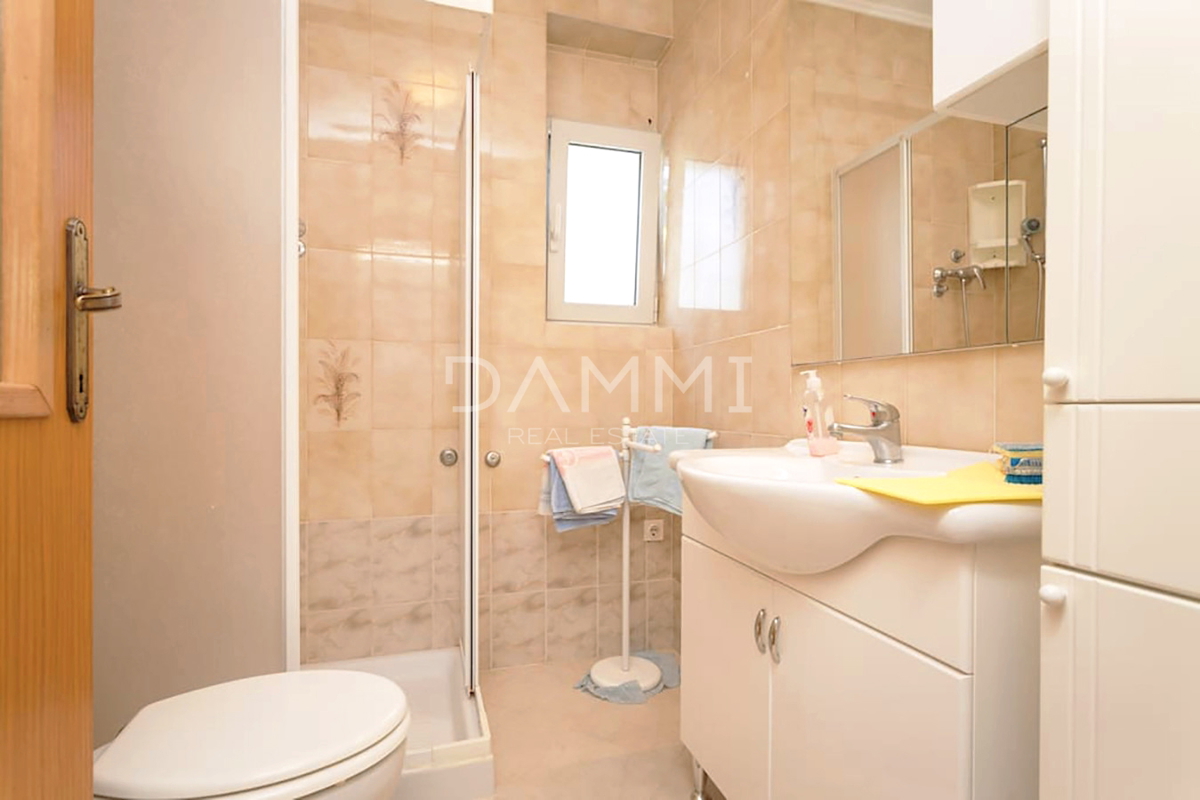 Istra, Umag - samostojna apartmajska hiša, 100 m od plaže, pogled na morje