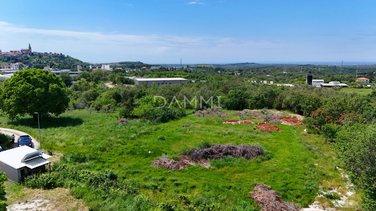 ISTRA, BUJE - Gradbeno zemljišče 560 m2 blizu centra