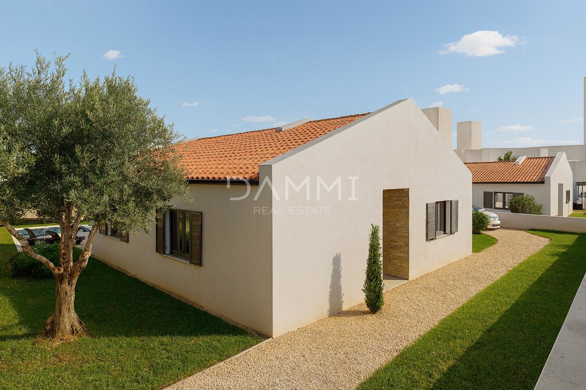 ISTRA, SVETI LOVREČ - PRIZEMLJENA HIŠA S BAZENOM V MIRNEM OKOLJU