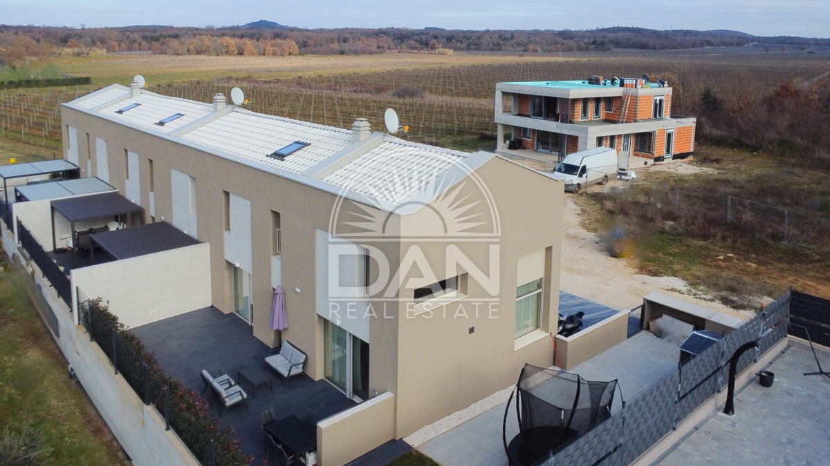 Funtana – Ekskluzivno! Moderna hiša v bližini morja, obdana z naravo