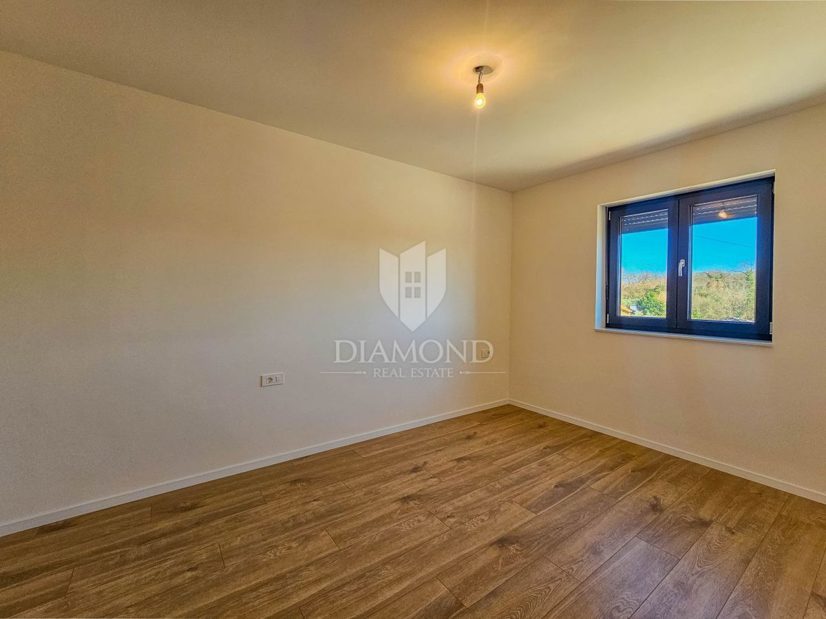 Umag, okolica, novogradnja! Čudovito stanovanje s pogledom na morje!