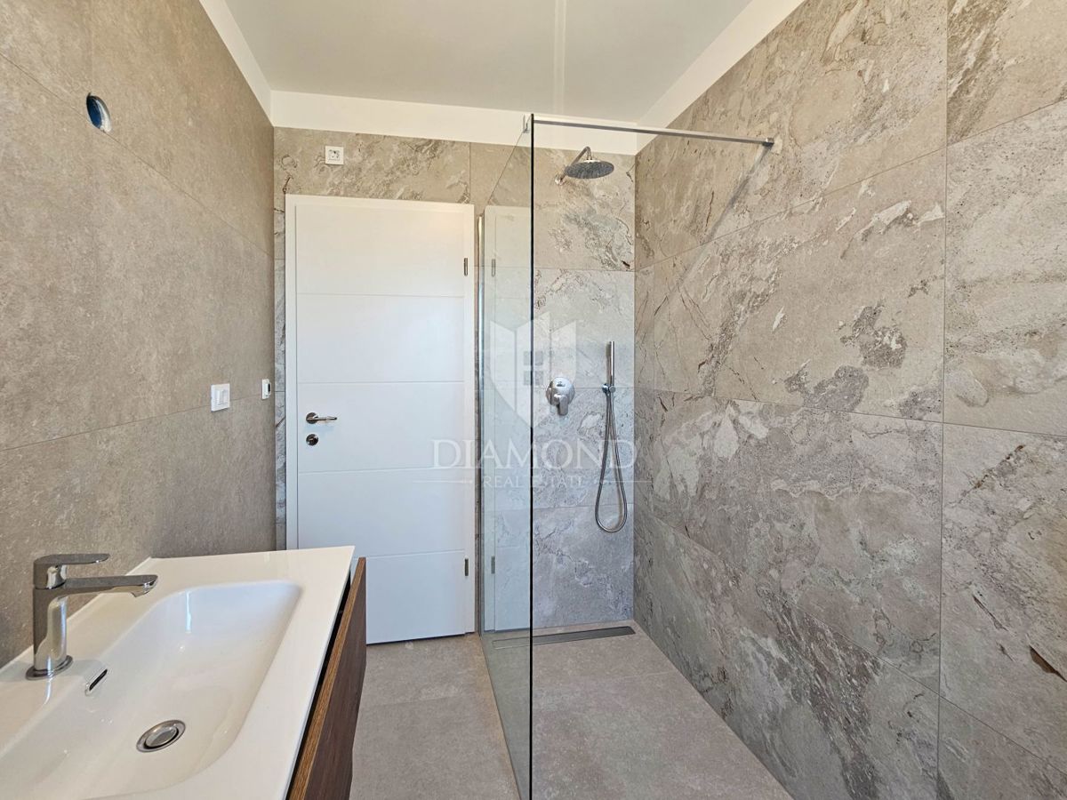 Umag, okolica, novogradnja! Čudovito stanovanje s pogledom na morje!