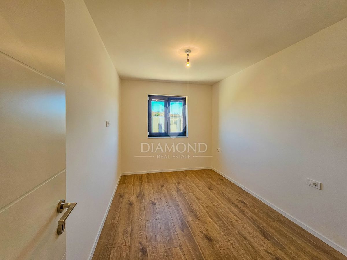 Umag, okolica, novogradnja! Čudovito stanovanje s pogledom na morje!