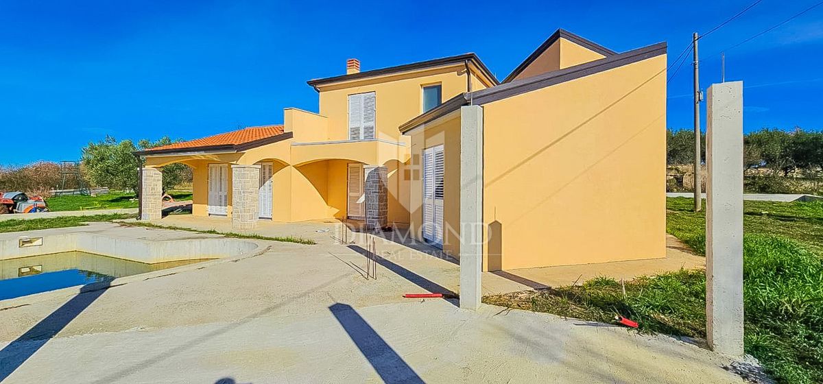 Kastel! Samostojna hiša z bazenom in velikim vrtom v izgradnji!