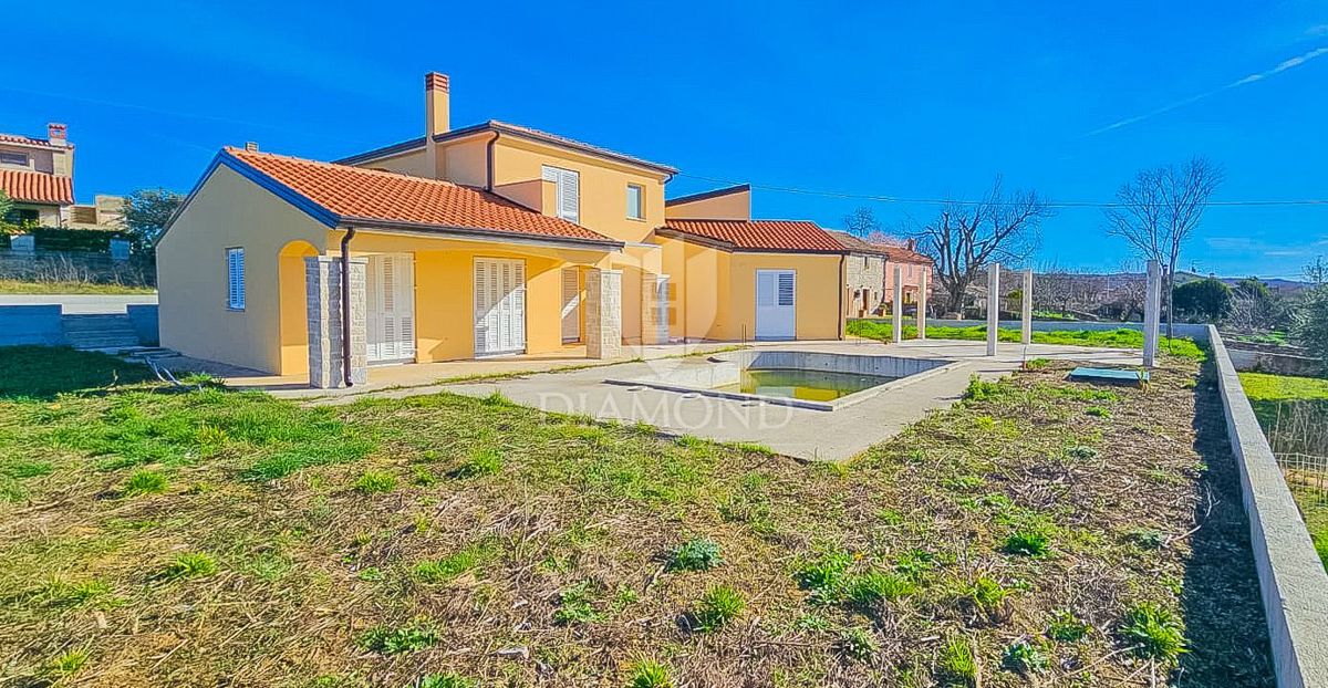 Kastel! Samostojna hiša z bazenom in velikim vrtom v izgradnji!