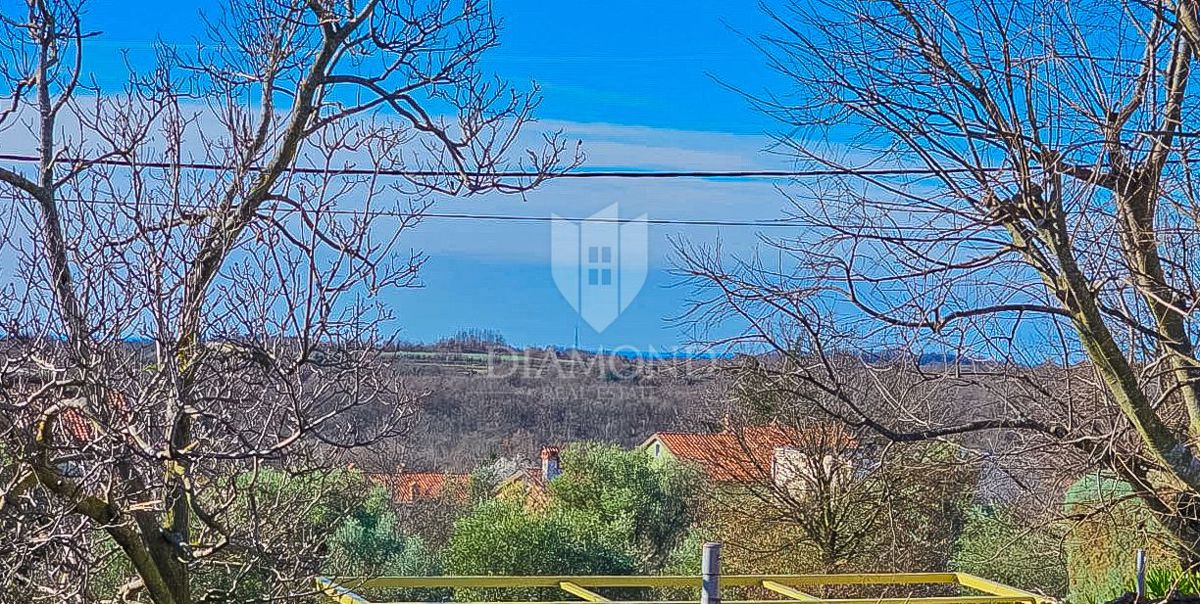 Kastel! Samostojna hiša z bazenom in velikim vrtom v izgradnji!