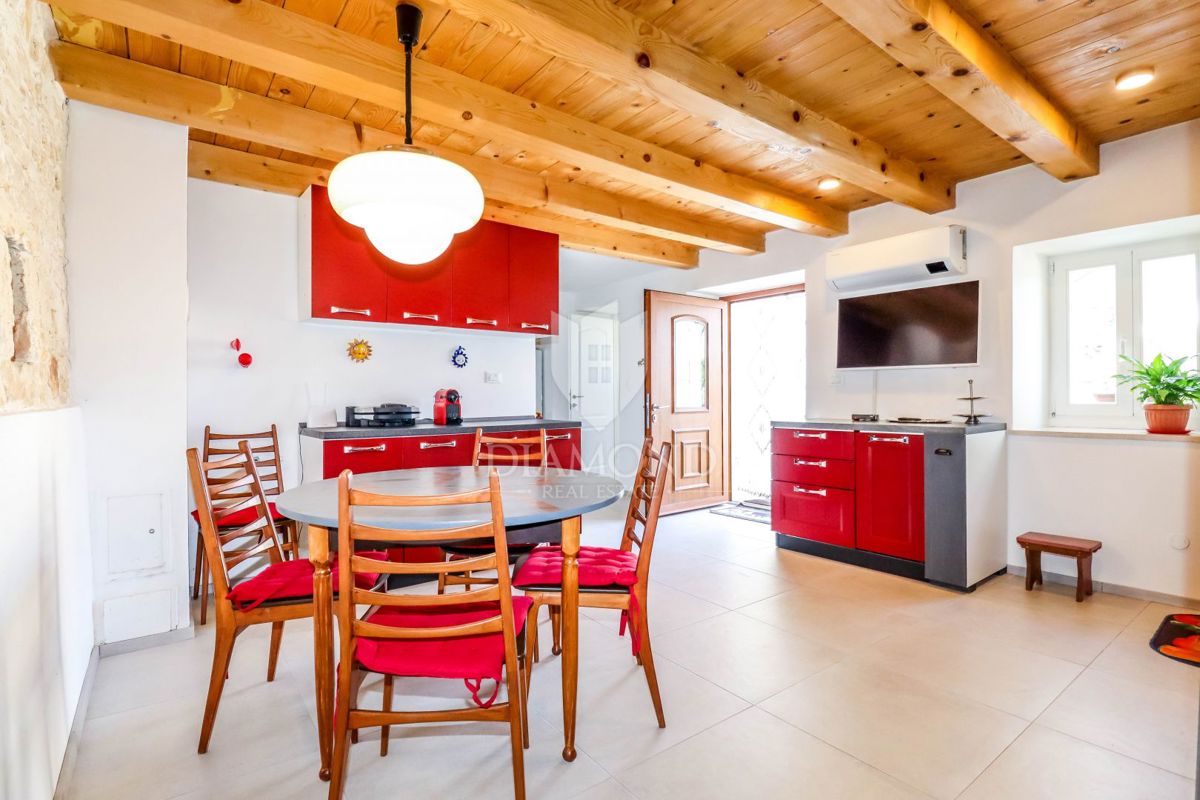 Rovinj, okolica, kamnita hiša z bazenom in prostornim vrtom