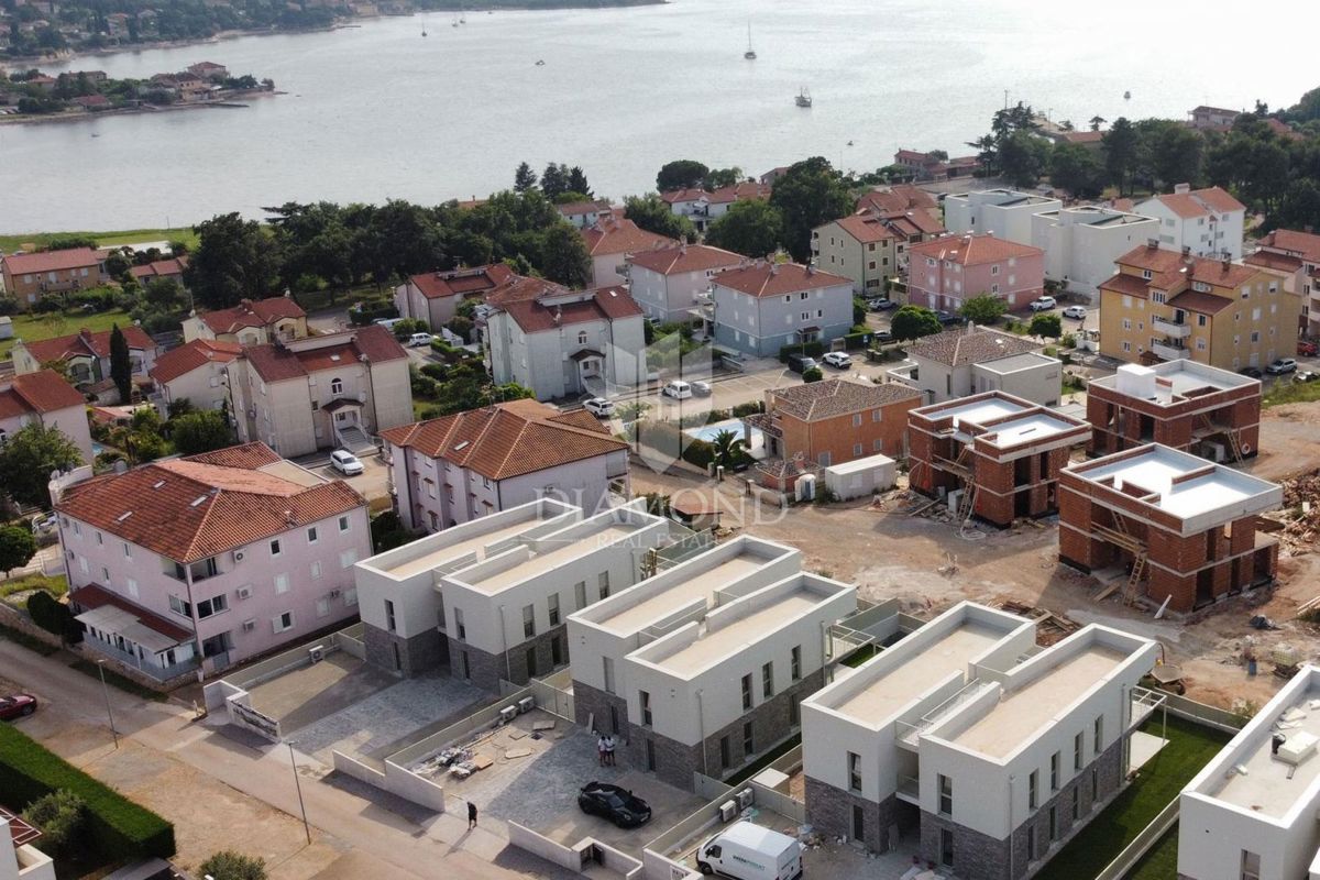 Novigrad, stanovanje s strešno teraso 300 m od morja!