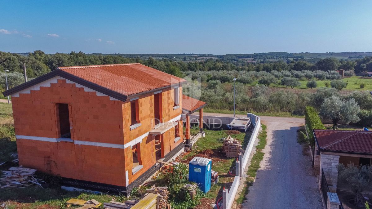 Novigrad, okolica! Čudovita vila v gradnji 700 m od morja!