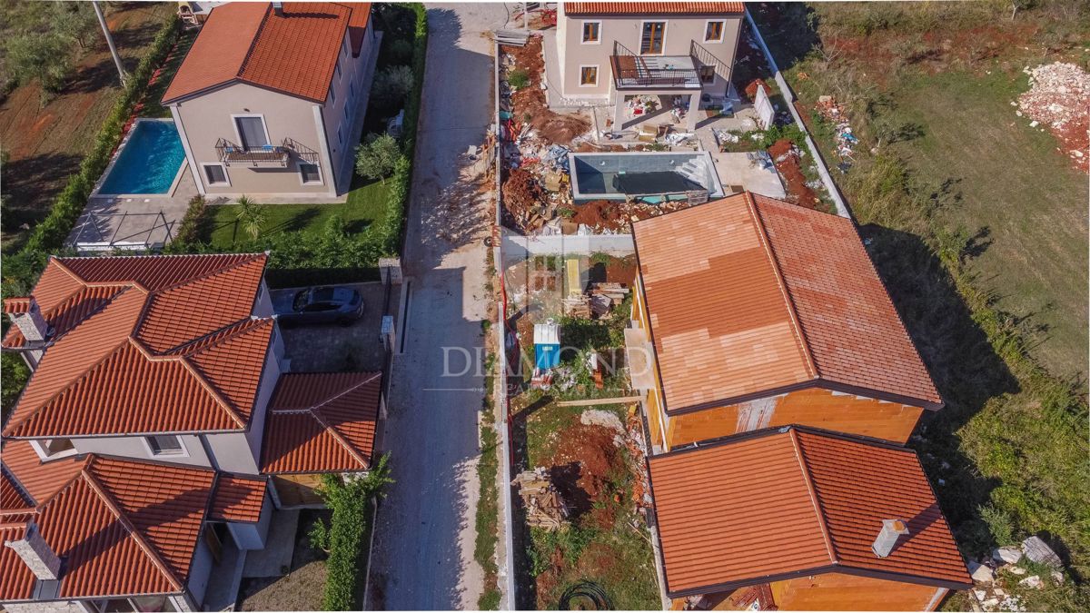 Novigrad, okolica! Čudovita vila v gradnji 700 m od morja!
