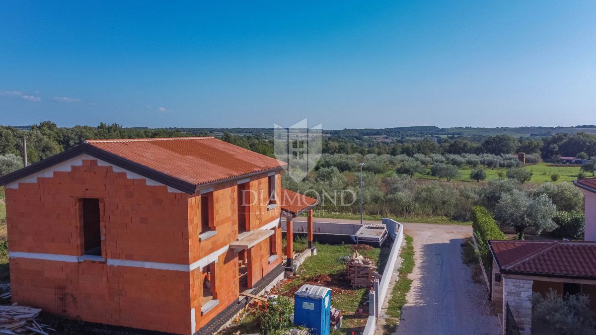 Novigrad, okolica! Čudovita vila v gradnji 700 m od morja!