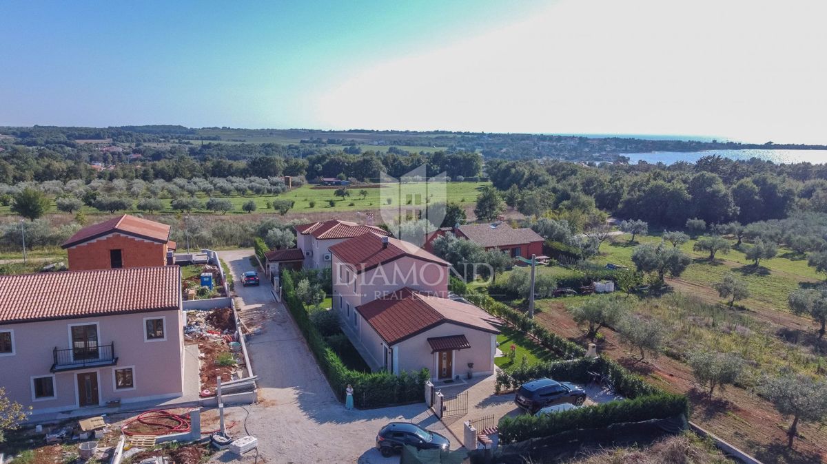 Novigrad, okolica! Čudovita vila v gradnji 700 m od morja!