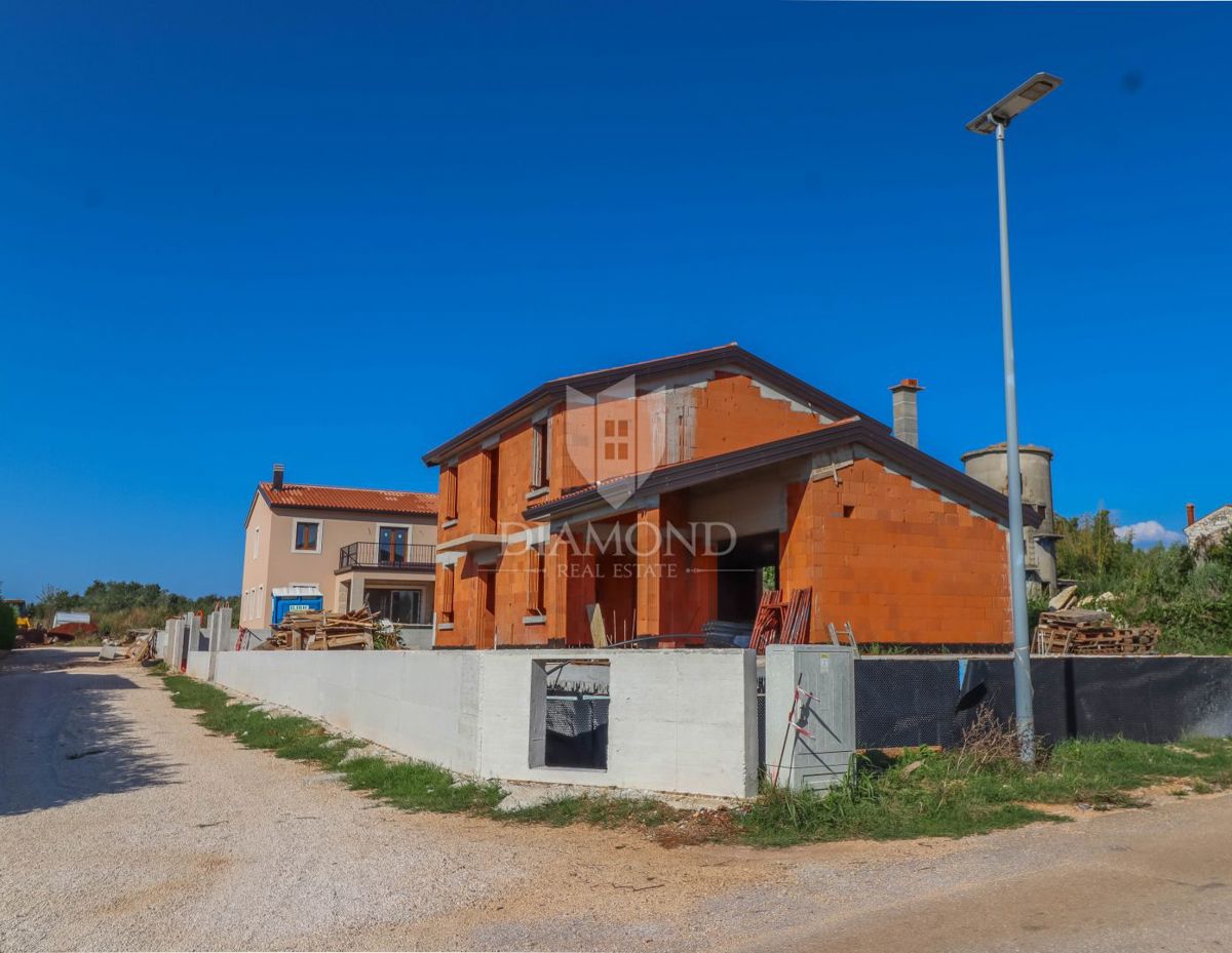 Novigrad, okolica! Čudovita vila v gradnji 700 m od morja!