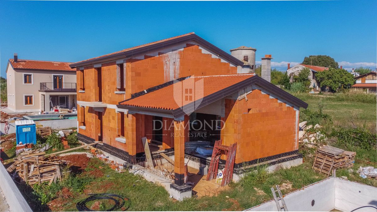 Novigrad, okolica! Čudovita vila v gradnji 700 m od morja!