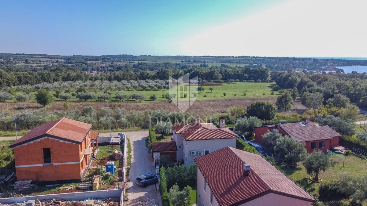 Novigrad, okolica! Čudovita vila v gradnji 700 m od morja!