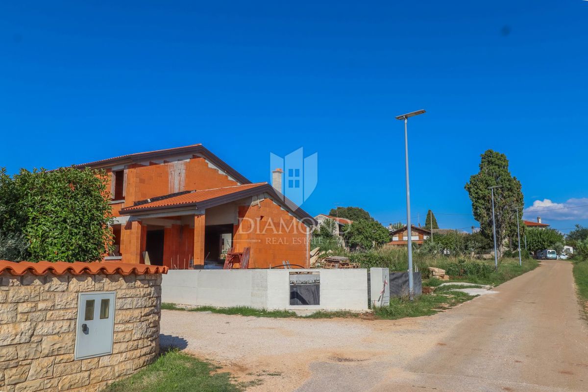 Novigrad, okolica! Čudovita vila v gradnji 700 m od morja!