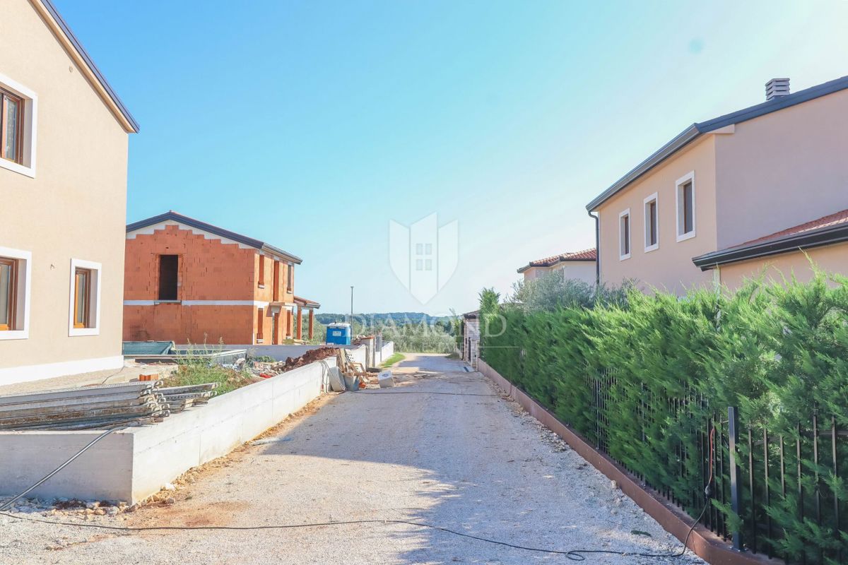 Novigrad, okolica! Čudovita vila v gradnji 700 m od morja!