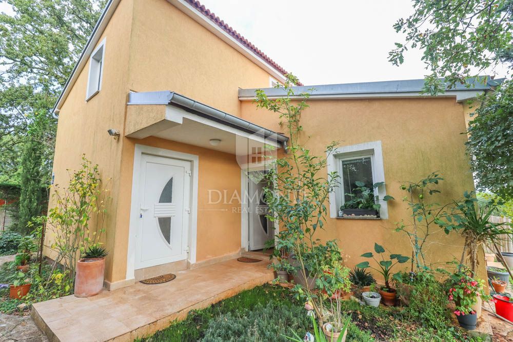 Družinska hiša z lepim dvoriščem, Valtura 