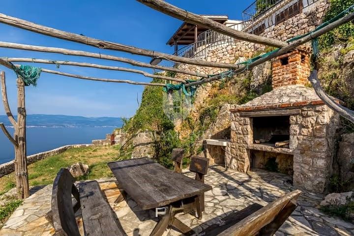 Krk, Edinstvena hiša ob morju